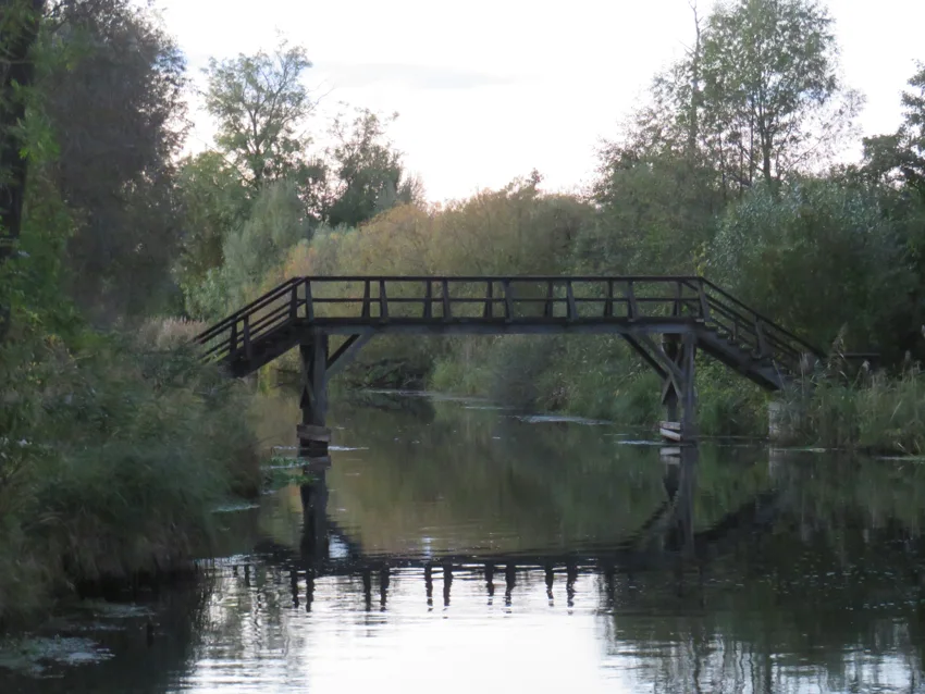 Holzbrücke über einem Spreewaldfließ