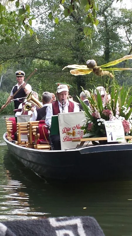 Gäste auf einem traditionellen Spreewaldkahn